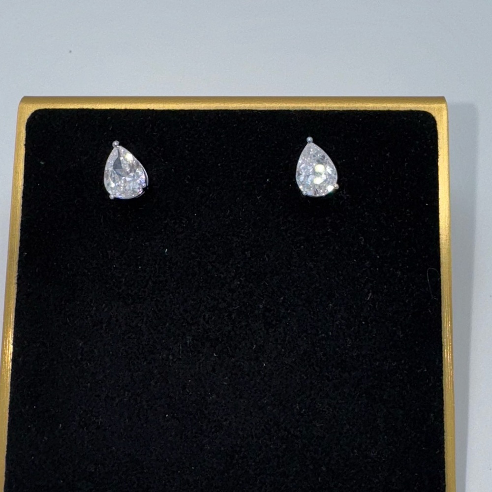18k 0.75ct  Pear Cut Studs - Picture 7 of 13